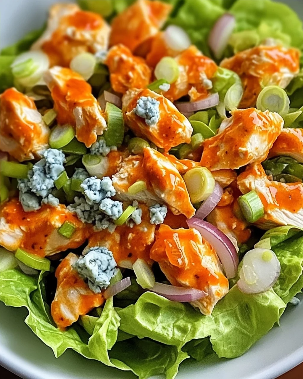 Buffalo-Hühnchen-Salat: Schnell & Würzig genießen