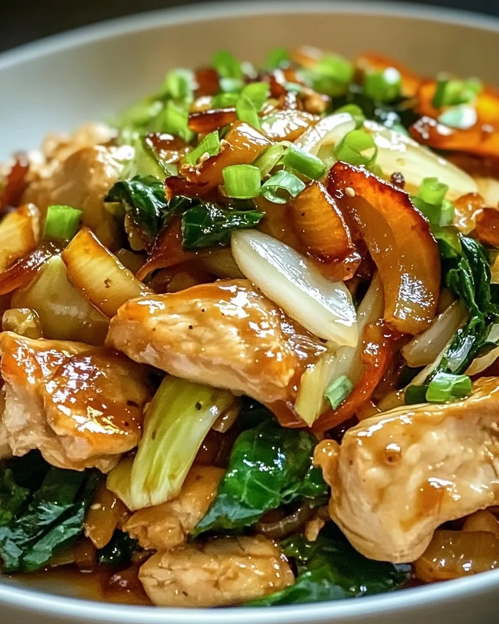 Chinesische Hähnchenpfanne mit Spitzkohl und Zwiebeln genießen!