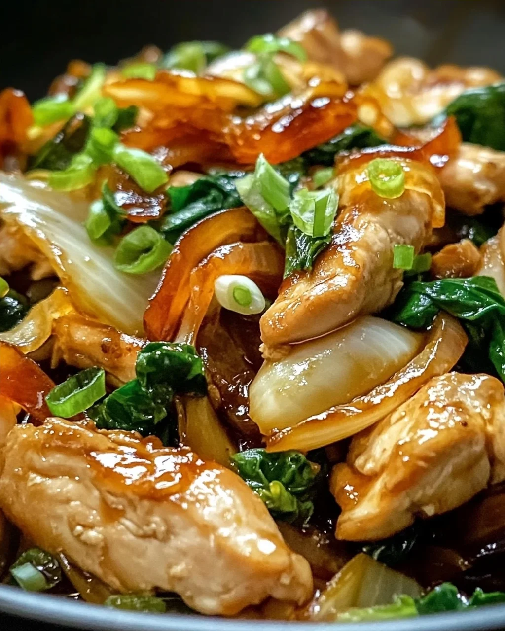 Chinesische Hähnchenpfanne mit Spitzkohl und Zwiebeln genießen!