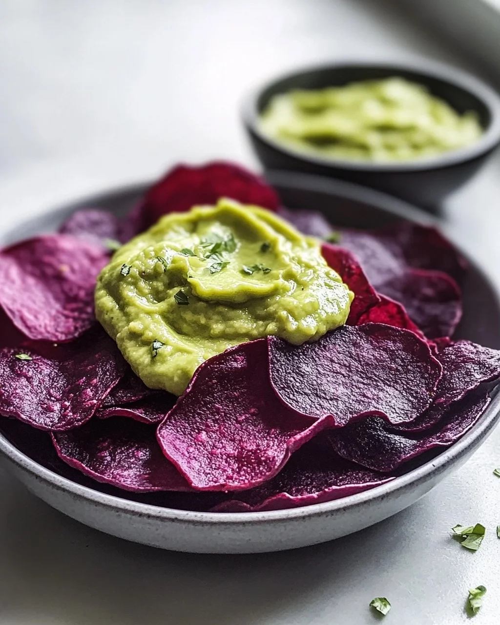 Crispy Rote Bete Chips mit Avocadocreme Dip – Gesund & Lecker!