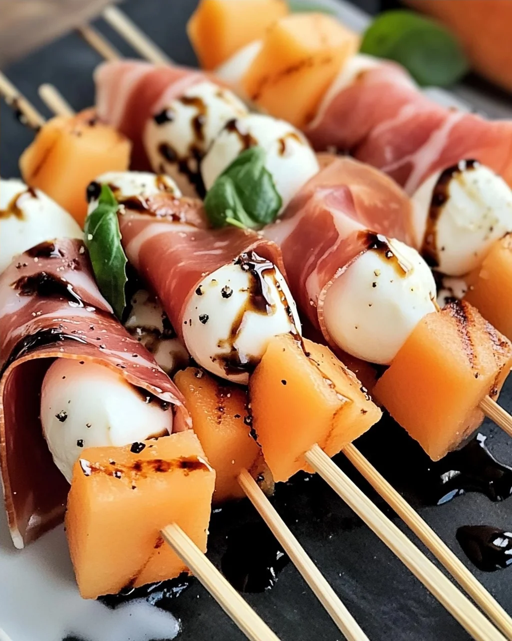 Erfrischende Melonen-, Prosciutto- und Mozzarella-Spieße