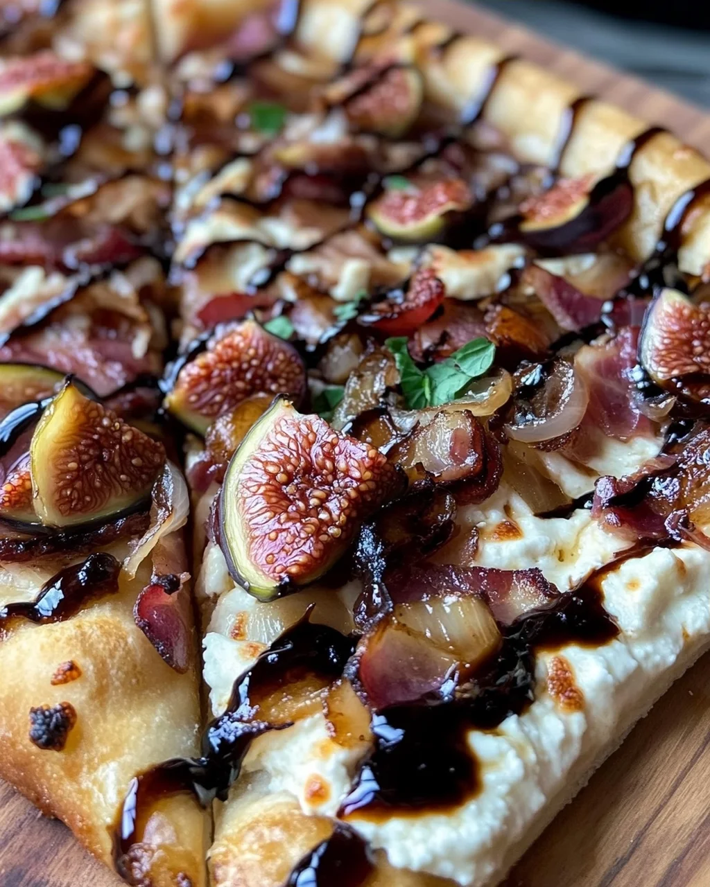 Feigen-Bacon-Pizza mit karamellisierten Zwiebeln und Balsamico