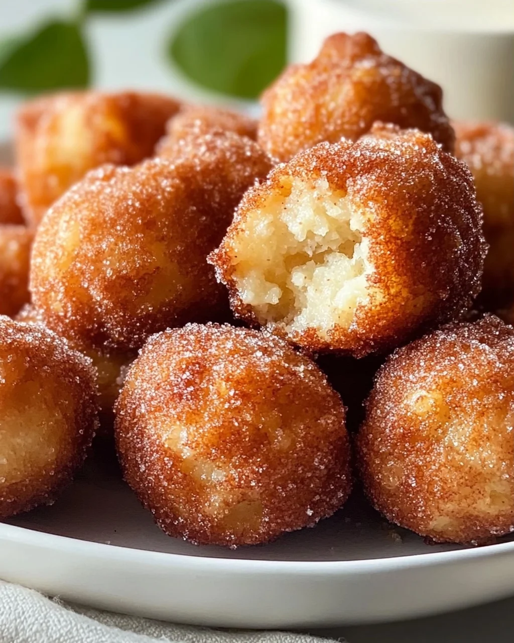 Knusprige Frühstücks-Fritter-Bites mit Zimtzucker