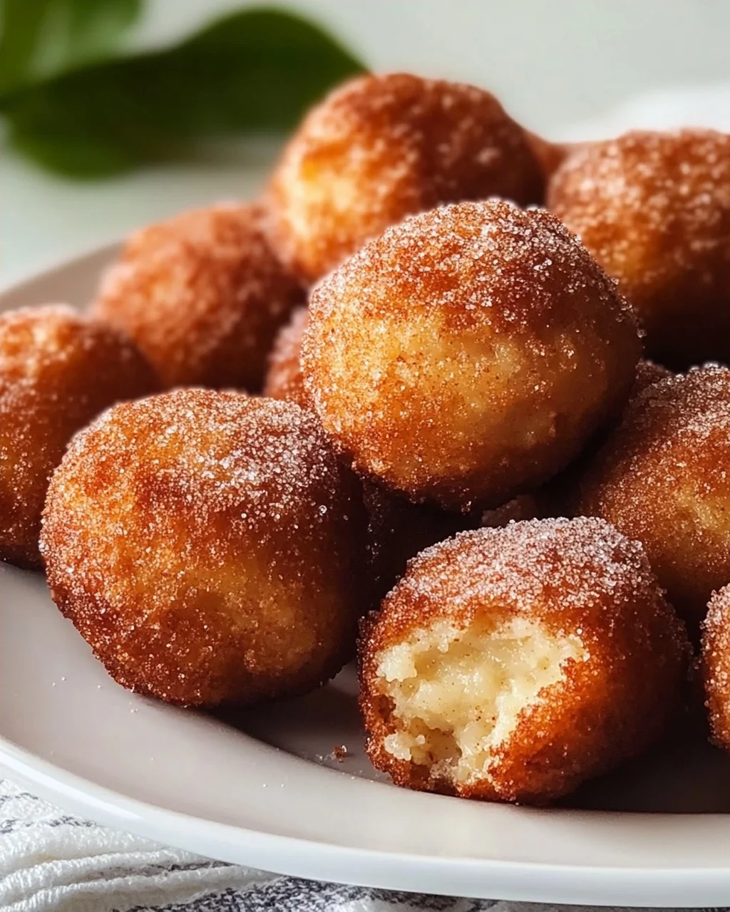 Knusprige Frühstücks-Fritter-Bites mit Zimtzucker