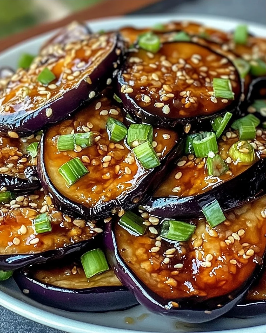 Unwiderstehlicher Klebriger Knoblauch-Aubergine Genuss