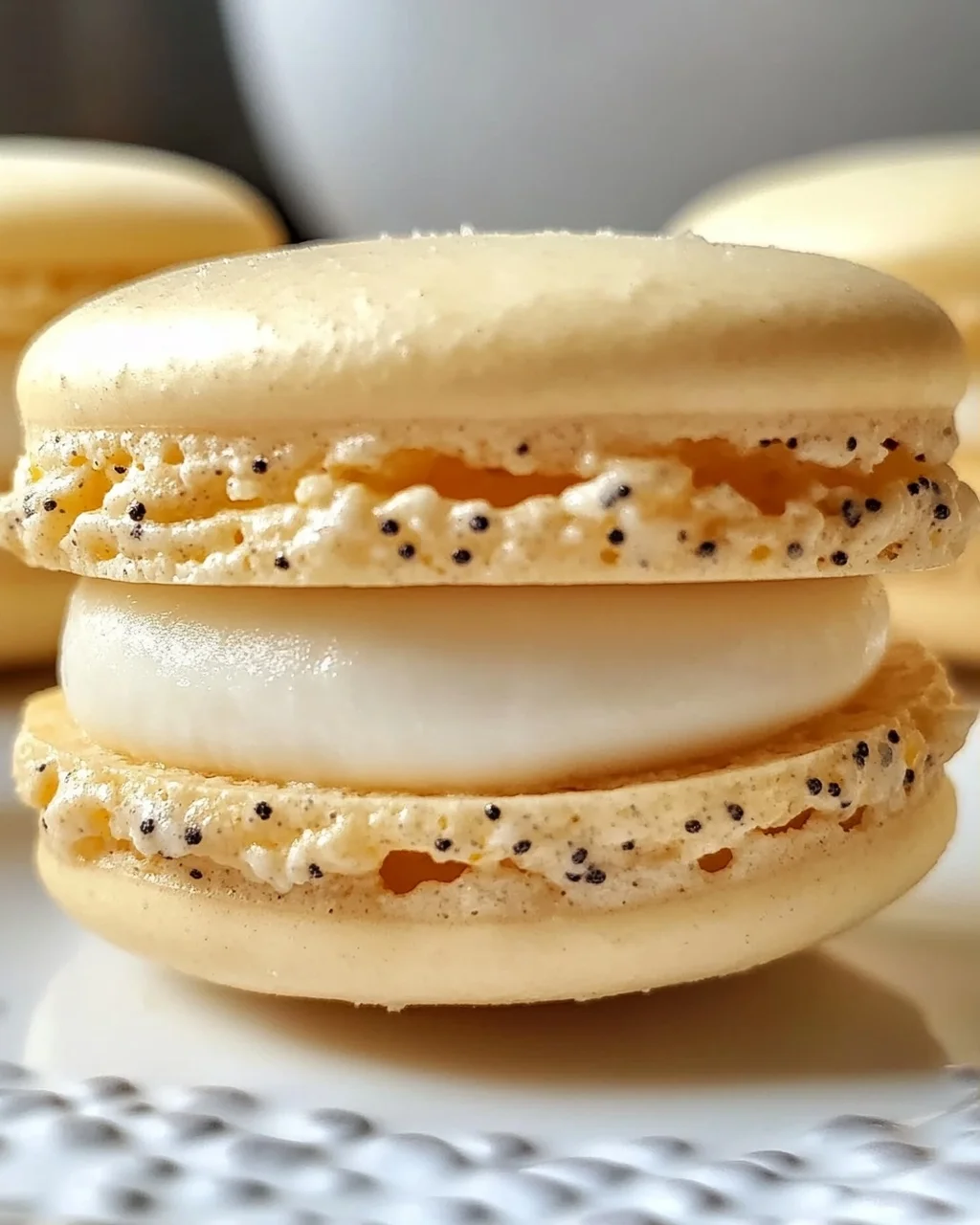 Zitronen-Mohn-Macarons mit cremiger Füllung