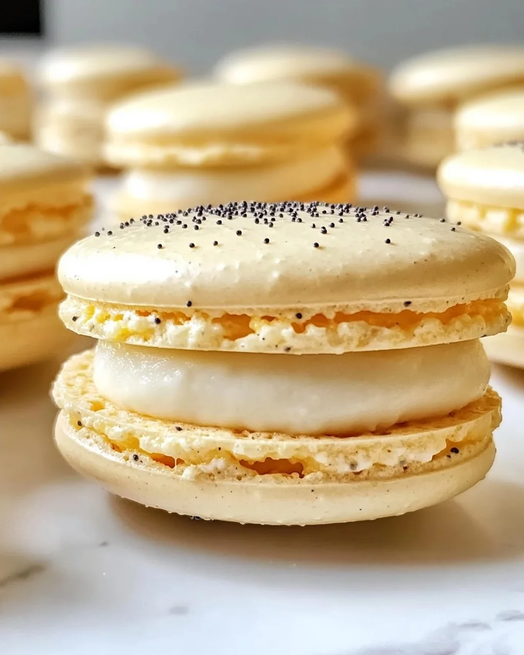 Zitronen-Mohn-Macarons mit cremiger Füllung